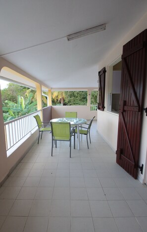 Dekla E1 | Terrace/patio - Résidence Jochryste (Saint-François)