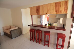 Dekla E1 | Private kitchen | Oven, stovetop, coffee/tea maker, cookware/dishes/utensils - Résidence Jochryste (Saint-François)