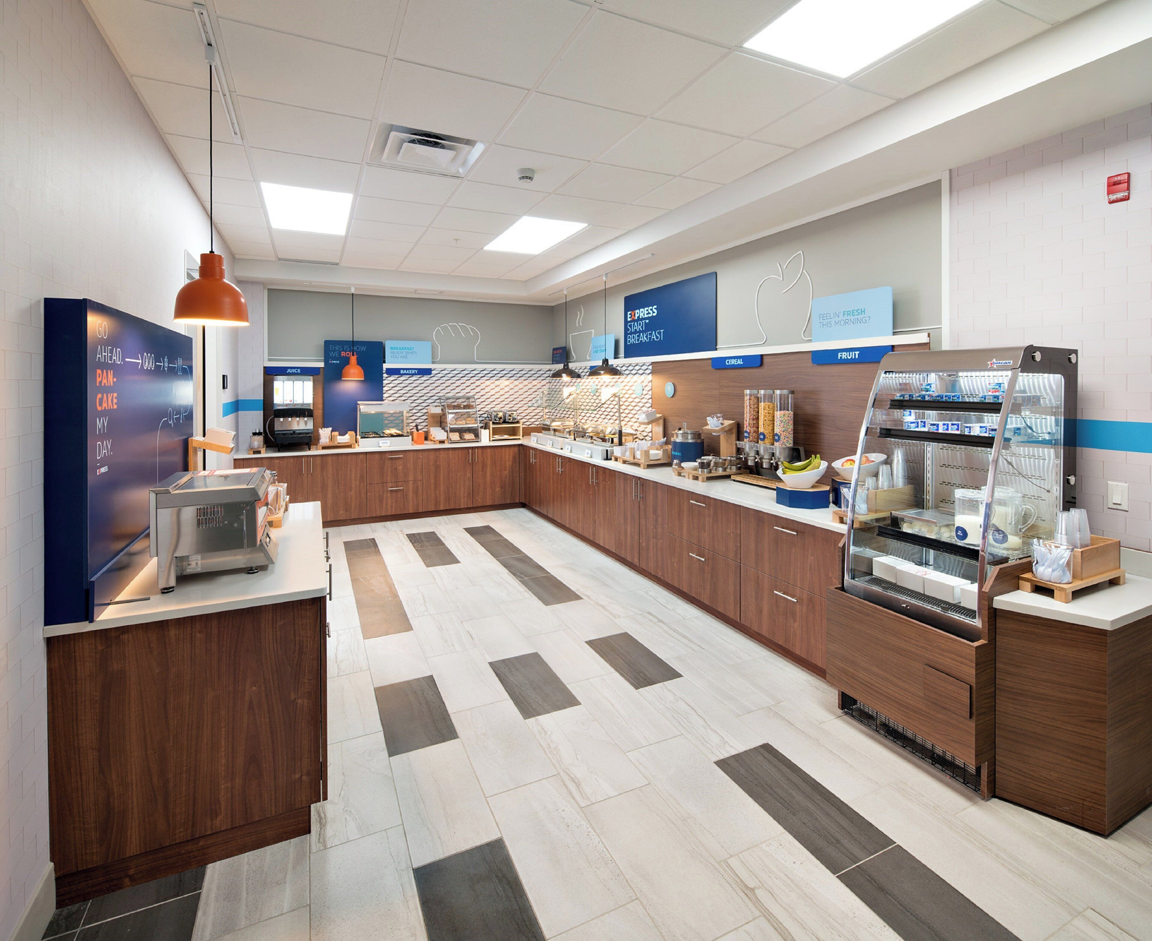 Un espace moderne dédié au petit-déjeuner, avec un buffet où l’on se sert soi-même, un bar à jus et un coin boulangerie.