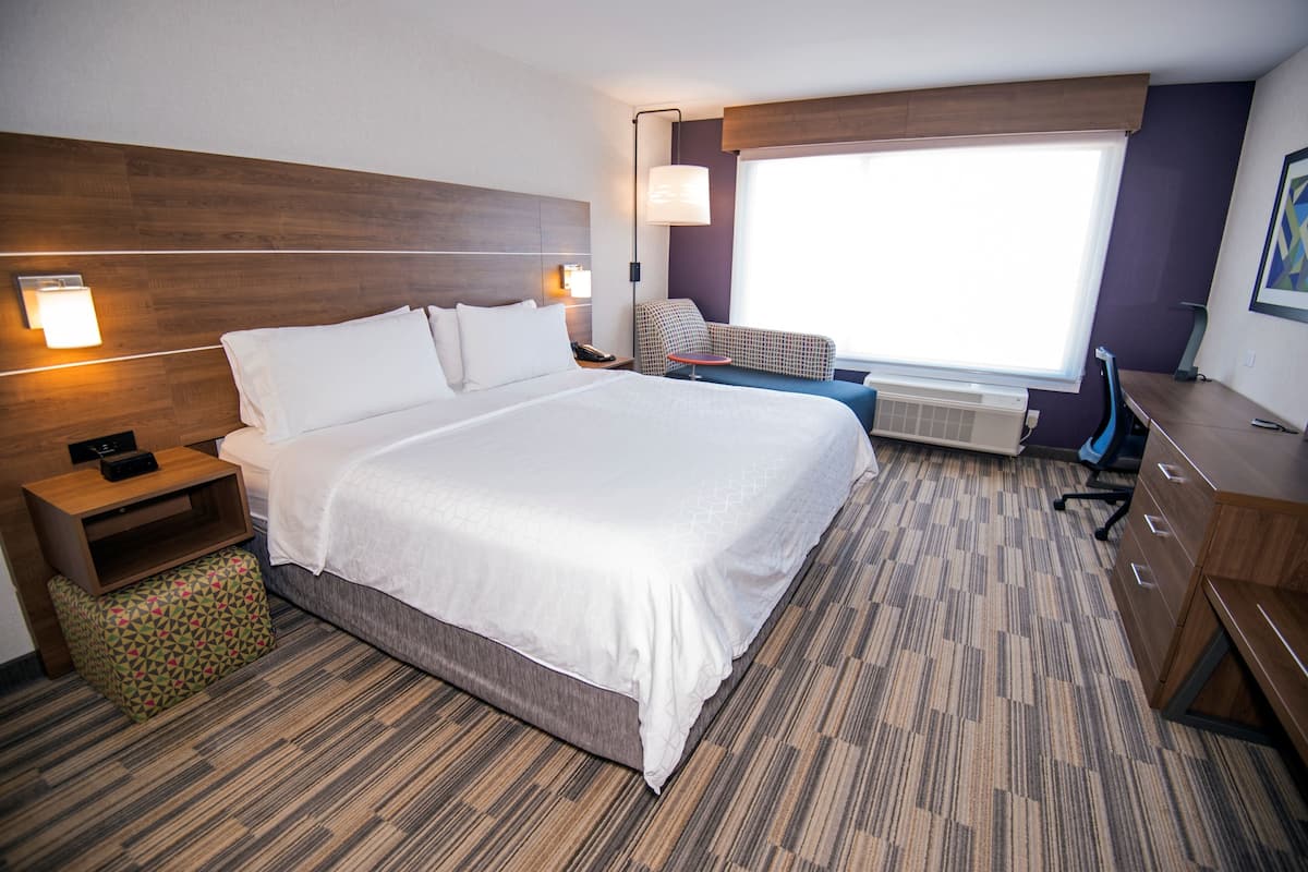 Premium bedding, in-room safe, desk, blackout drapes