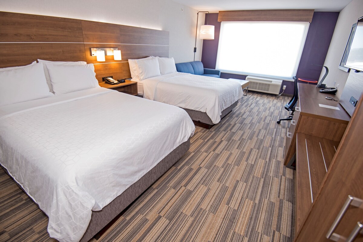 Suite, varias camas | Ropa de cama de alta calidad y caja de seguridad en la habitación 