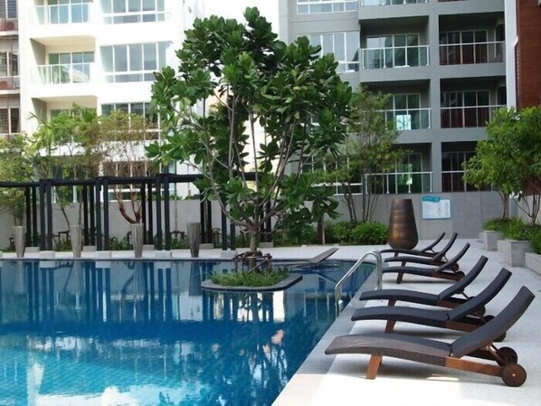 Outdoor pool, pool loungers - The Seacraze Hua Hin by Montri (Hua Hin)