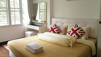 Escritorio y ropa de cama