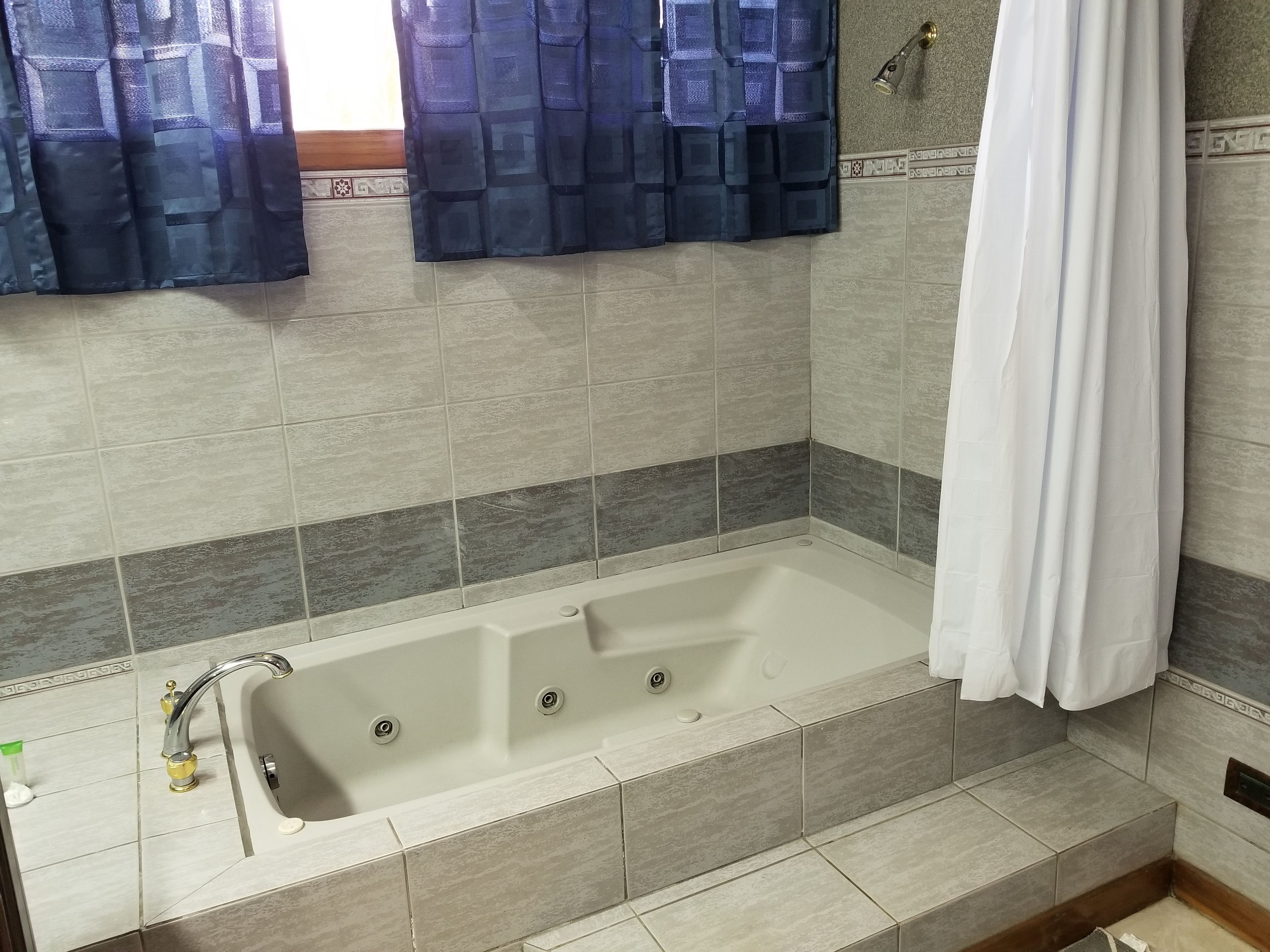 luxury villa, 2 double beds, jetted tub, poolside | jetted bathtub