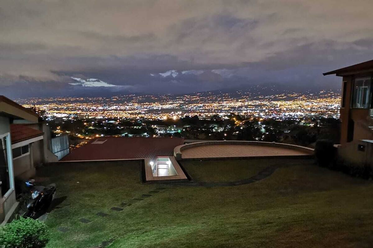Ein Wohngebiet mit Blick auf eine nächtliche Skyline.