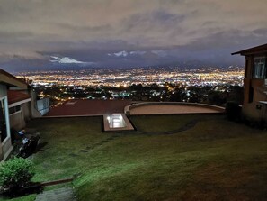 Casa de lujo, 4 habitaciones, cocina, vistas a la piscina | Zona de estar | Una televisión de pantalla plana, una chimenea
