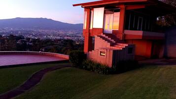 Luxury Studio Suite | Individually decorated, individually furnished, desk, laptop workspace