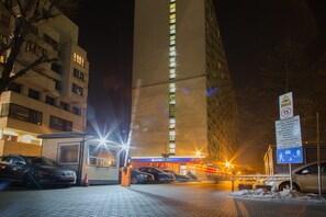 Fachada da propriedade à noite