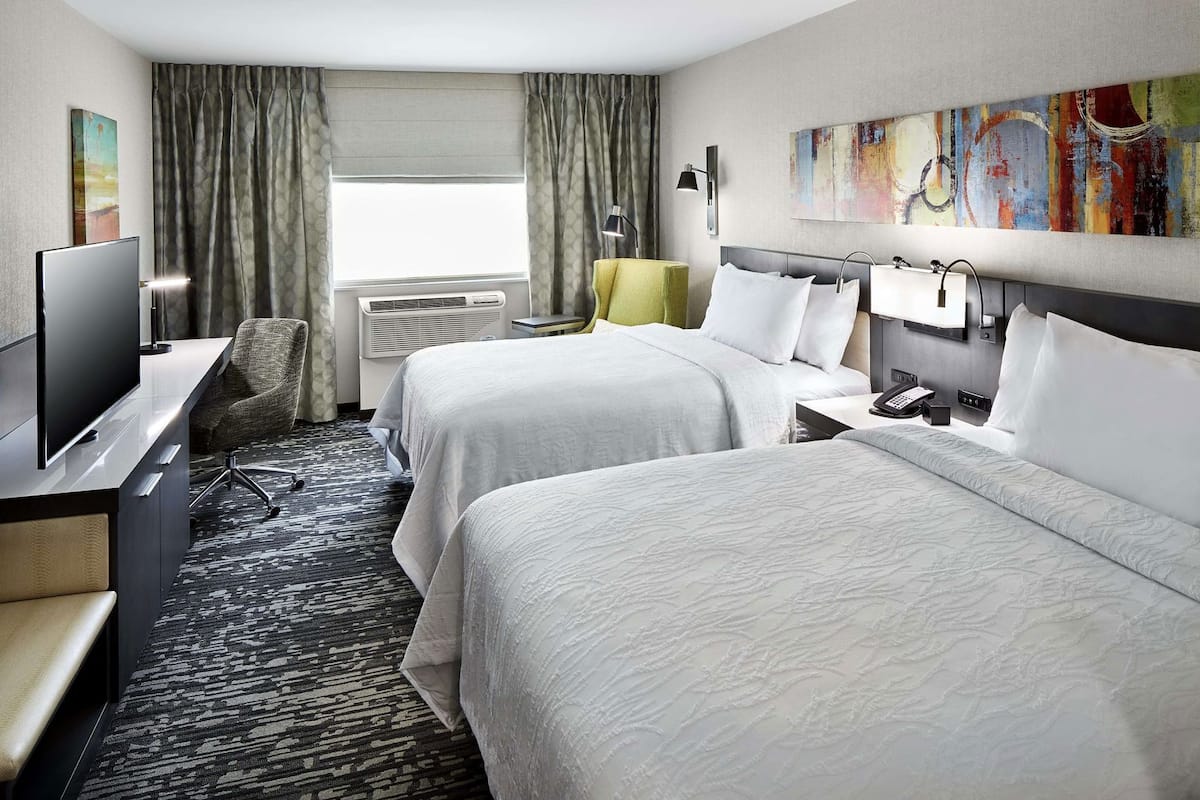 Ropa de cama hipoalergénica y caja de seguridad en la habitación