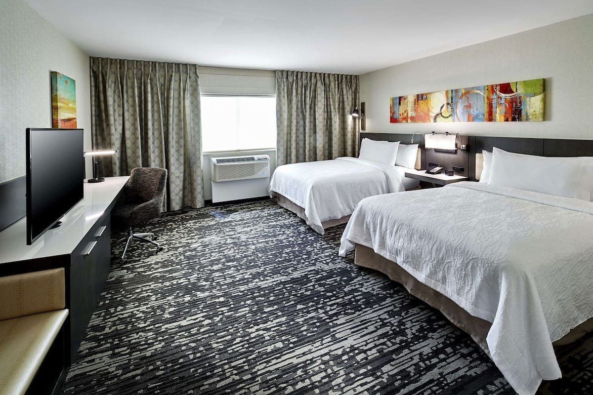 Ropa de cama hipoalergénica y caja de seguridad en la habitación