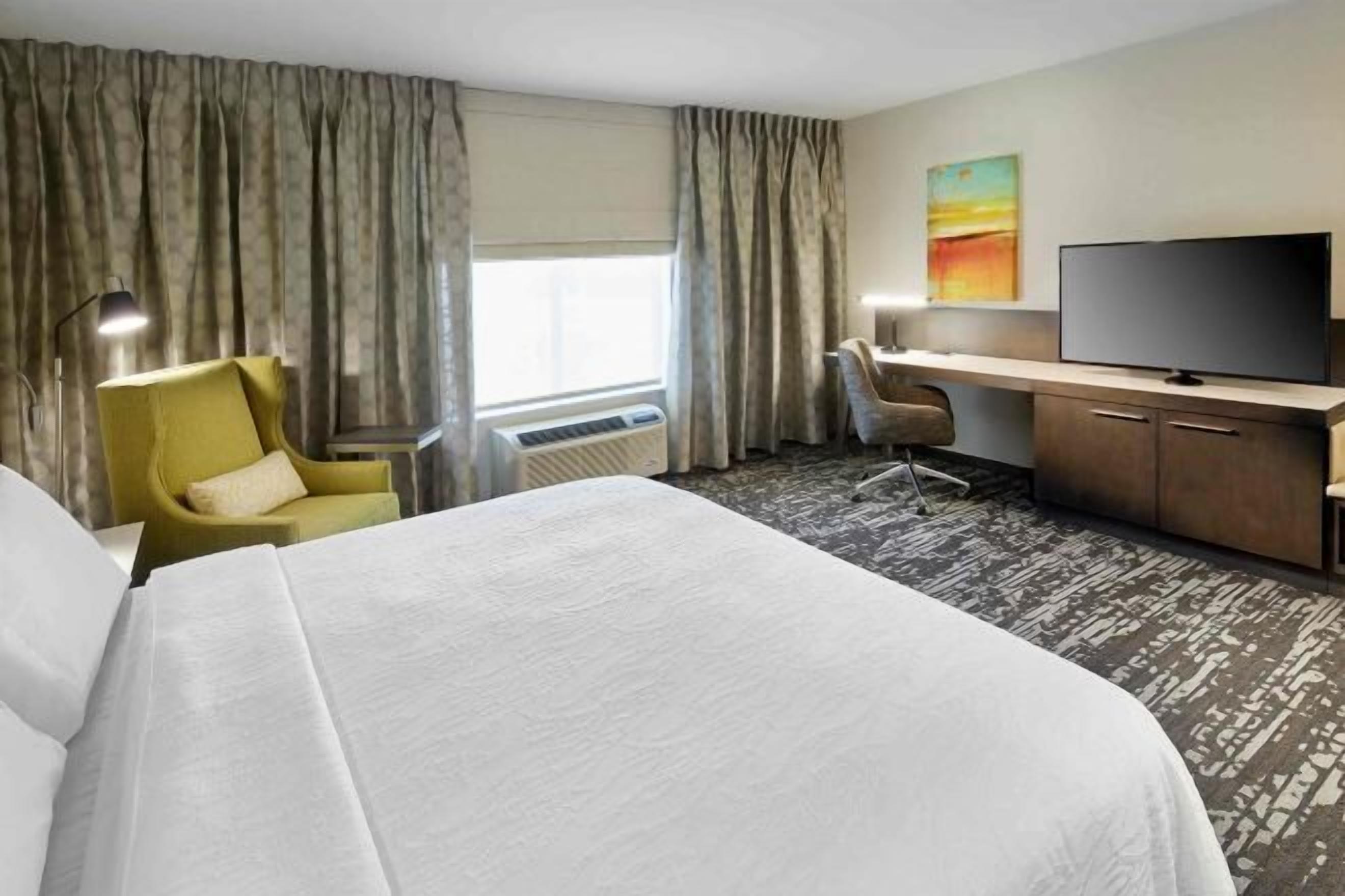 Ropa de cama hipoalergénica y caja de seguridad en la habitación 