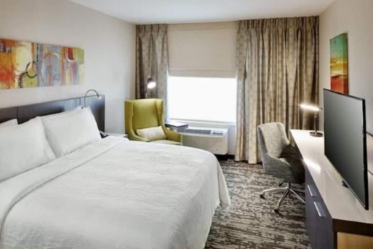 Allergiatestatut vuodevaatteet, tallelokero huoneessa, työpöytä