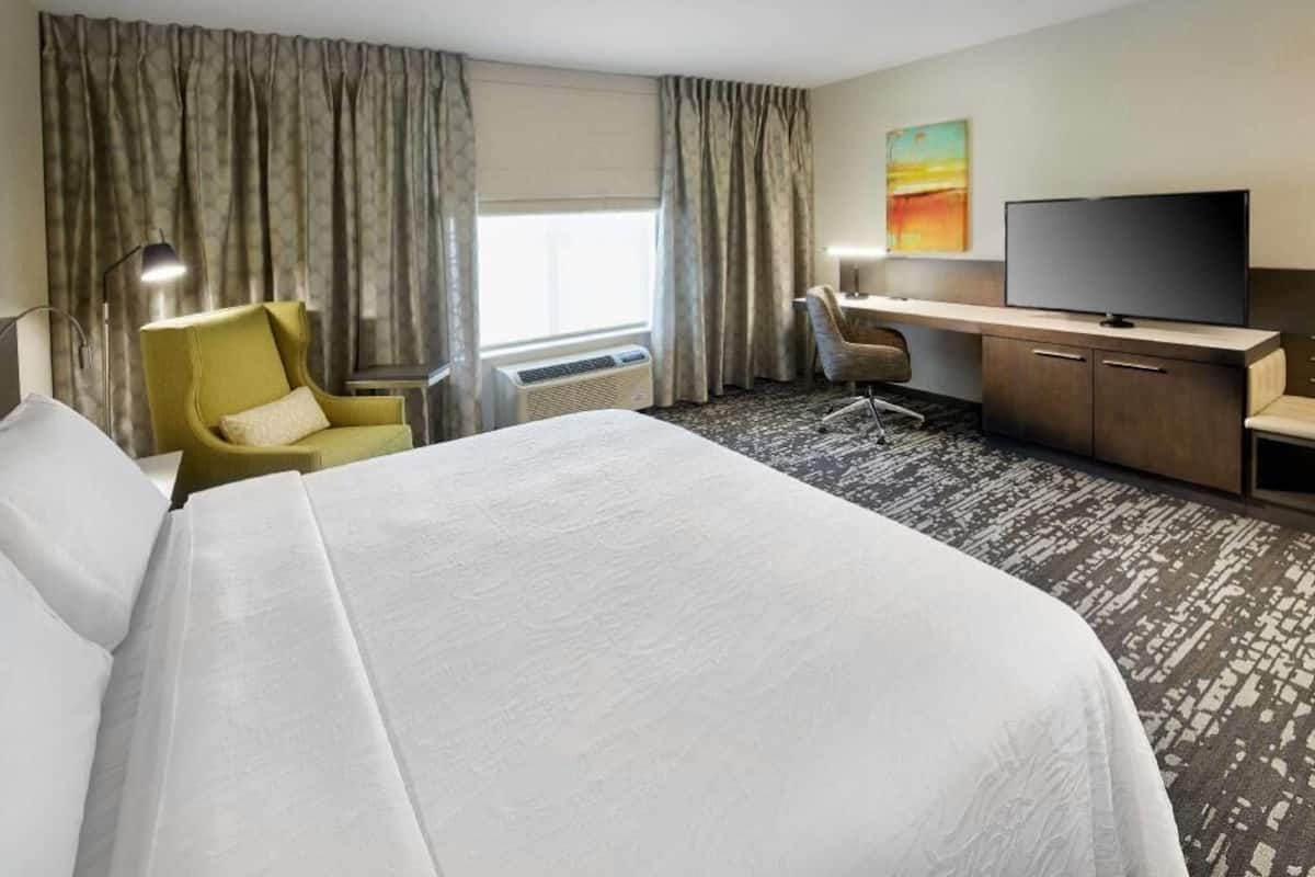 Ropa de cama hipoalergénica y caja de seguridad en la habitación