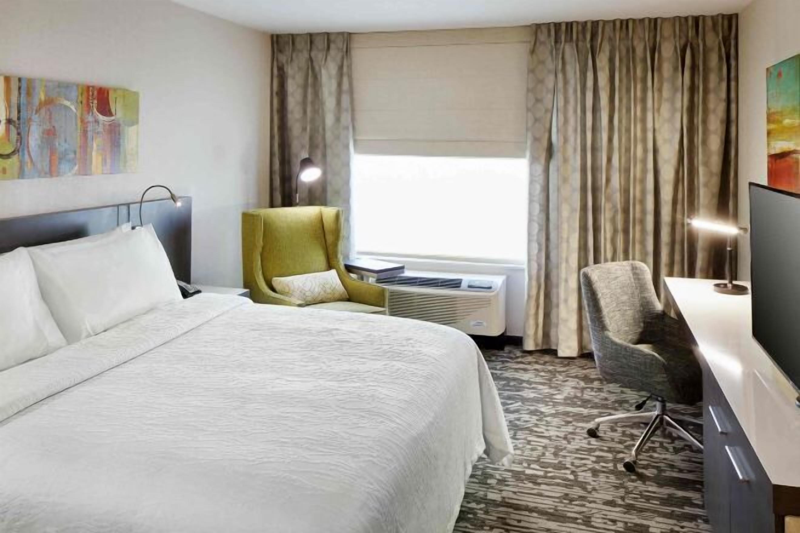 Ropa de cama hipoalergénica y caja de seguridad en la habitación 