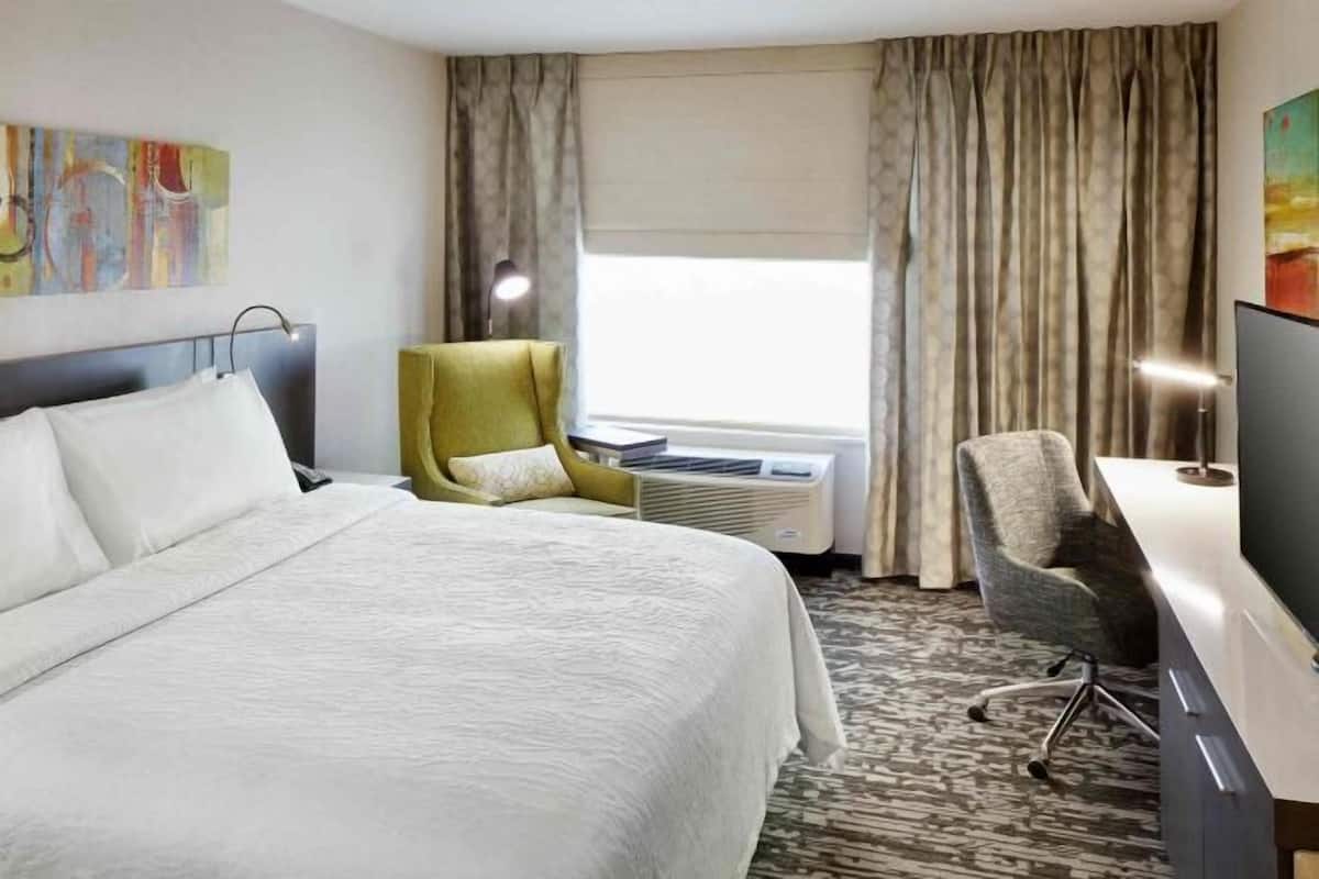 Ropa de cama hipoalergénica y caja de seguridad en la habitación