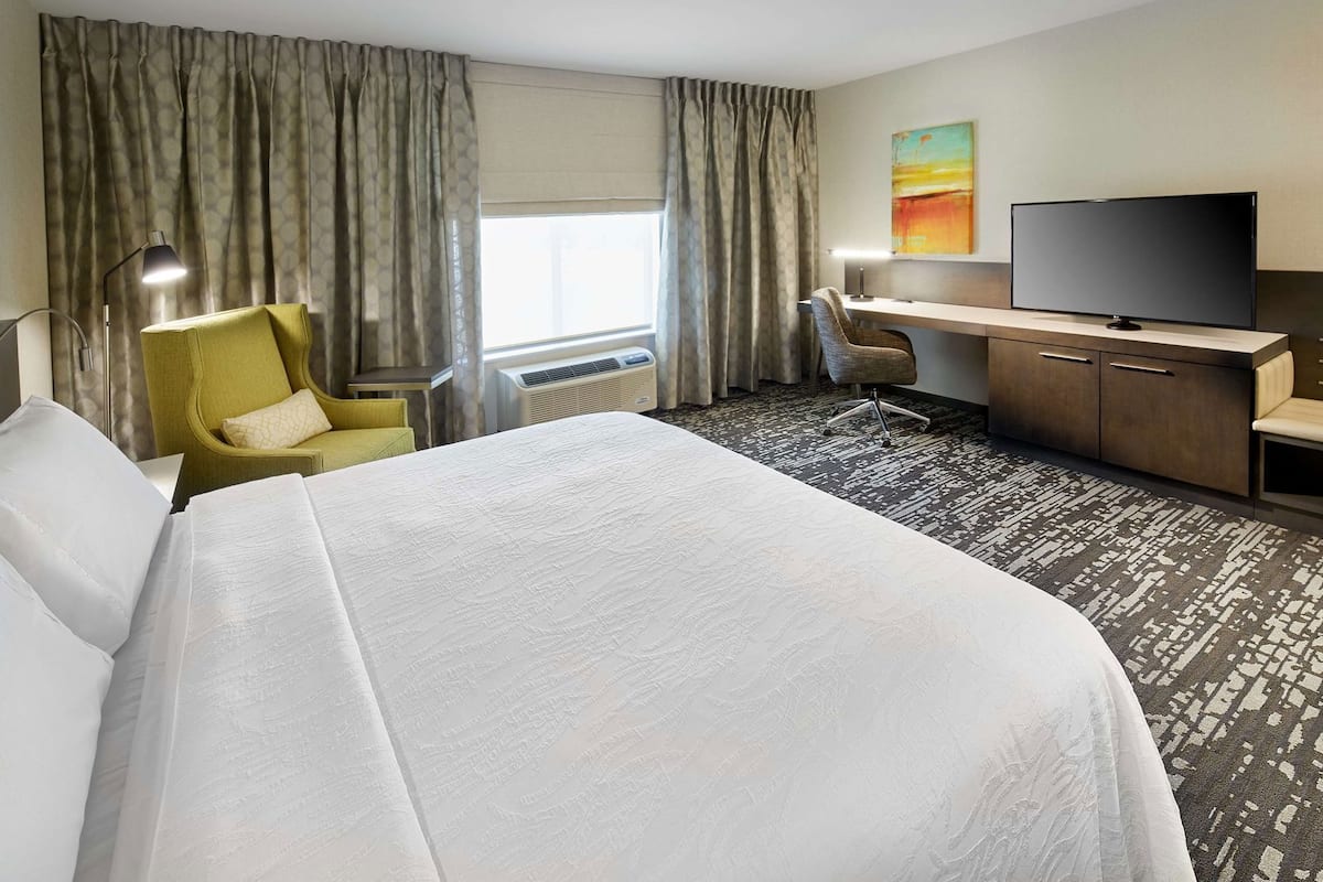 Ropa de cama hipoalergénica y caja de seguridad en la habitación