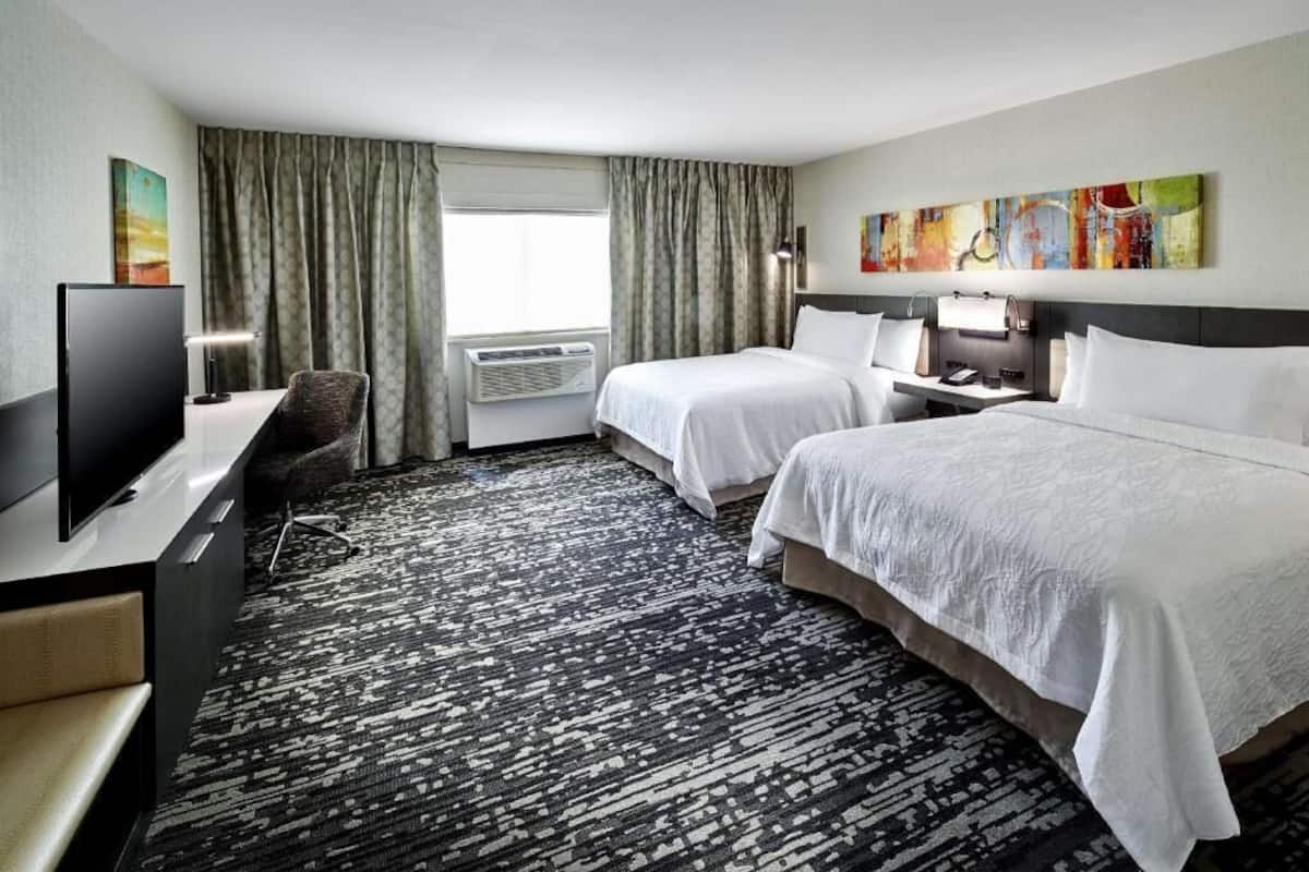 Ropa de cama hipoalergénica y caja de seguridad en la habitación