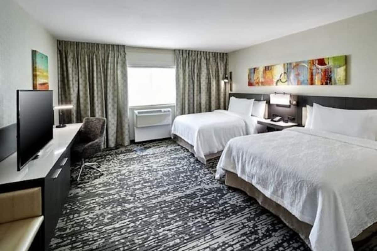 Allergiatestatut vuodevaatteet, tallelokero huoneessa, työpöytä