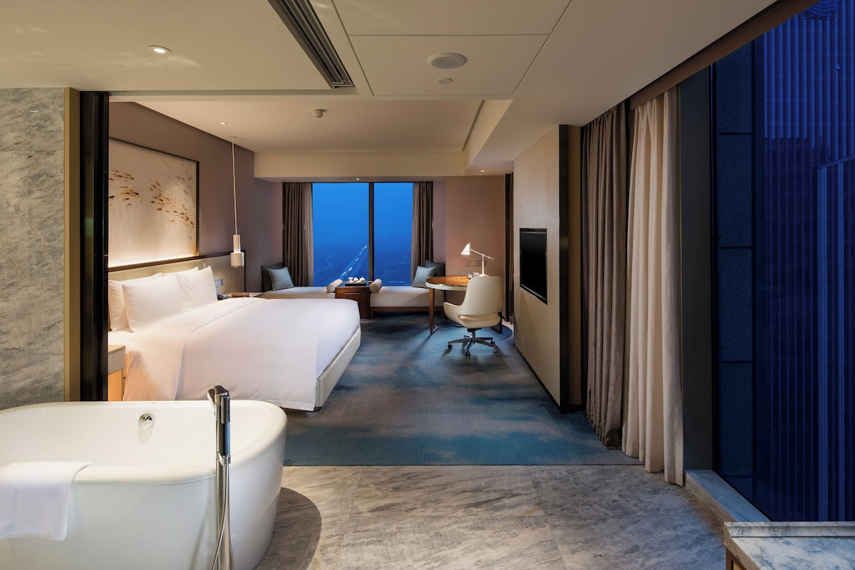 Deluxe Room, 1 King Bed, Non Smoking | 1 bedroom, premium bedding, minibar, in-room safe