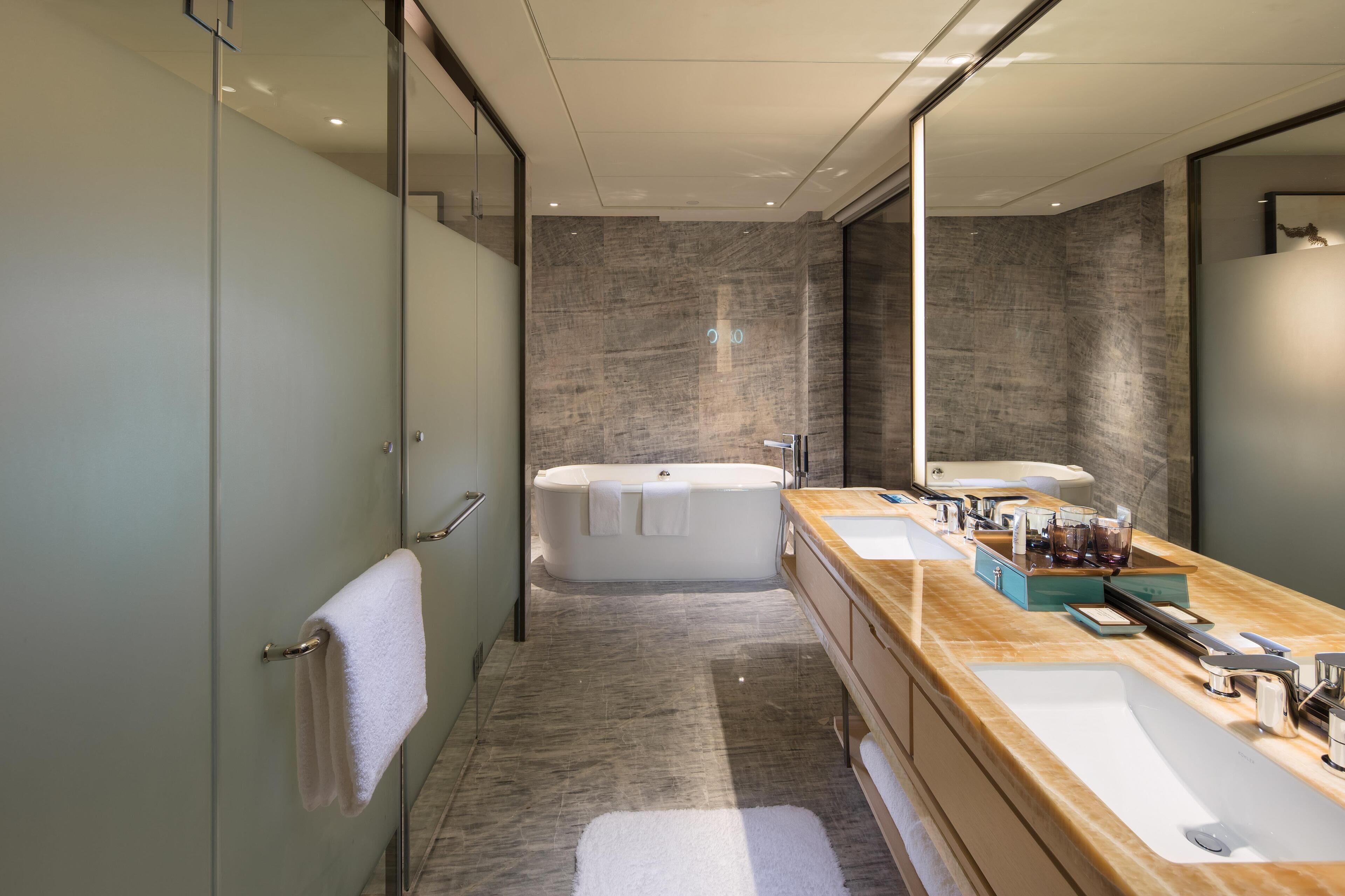Deluxe Suite, 1 Bedroom, Non Smoking | Bathroom
