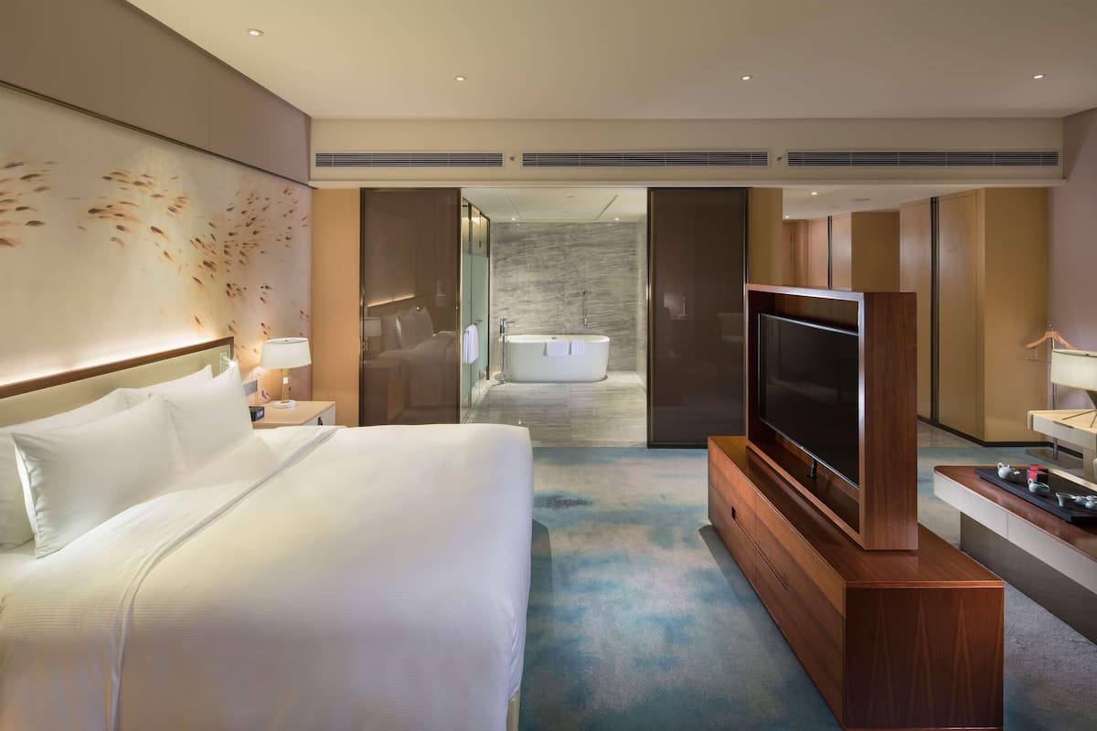 1 bedroom, premium bedding, minibar, in-room safe