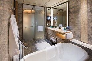 Baignoire et douche séparées, articles de toilette (gratuits)