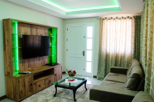 Traditional House, 3 Bedrooms | Living room | LCD TV