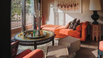 Televisión de pantalla plana, mesa de ping pong, libros