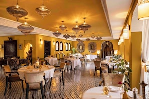 2 restaurantes: opção de café da manhã, almoço e jantar