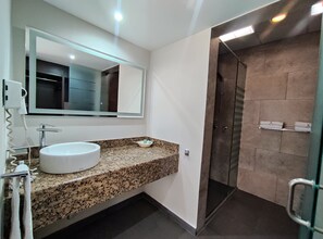 Junior Suite | Bathroom | Shower, towels - Motel Nuevo Tijuana - Adults Only (Mexico City)