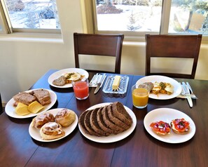 Full-size fridge, microwave, oven, stovetop - Mein Haus Bed & Breakfast (Avon)