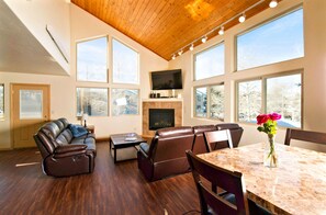 Flat-screen TV, video-game console, DVD player - Mein Haus Bed & Breakfast (Avon)