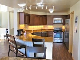 Refrigerador con freezer, microondas, horno, placa de cocina