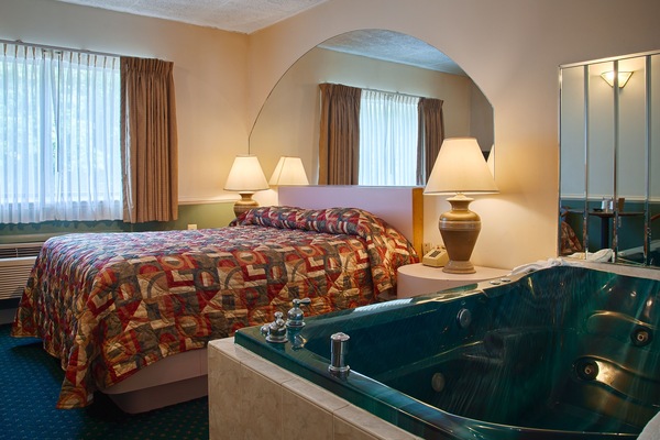 Suite, 1 Queen Bed, Hot Tub | Jetted tub