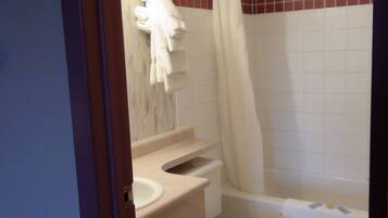 Standard Room, Non Smoking, Refrigerator & Microwave | Bathroom | Combined shower/bathtub, towels