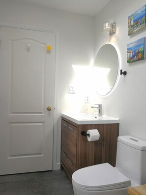 Habitación Deluxe, 1 cama de matrimonio grande, baño privado | Baño | Ducha y bañera combinadas y artículos de higiene personal gratuitos