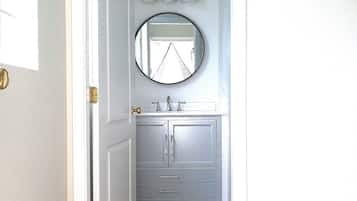 Combined shower/bathtub, free toiletries, slippers, towels