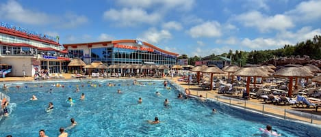 Piscine couverte, piscine extérieure (ouverte en saison)