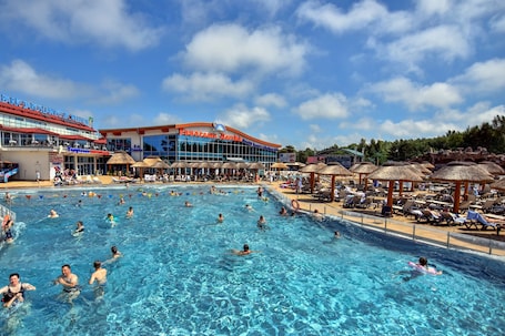 2 indoor pools, seasonal outdoor pool, free pool cabanas, pool umbrellas. Aquapark Health Resort Panorama Morska
