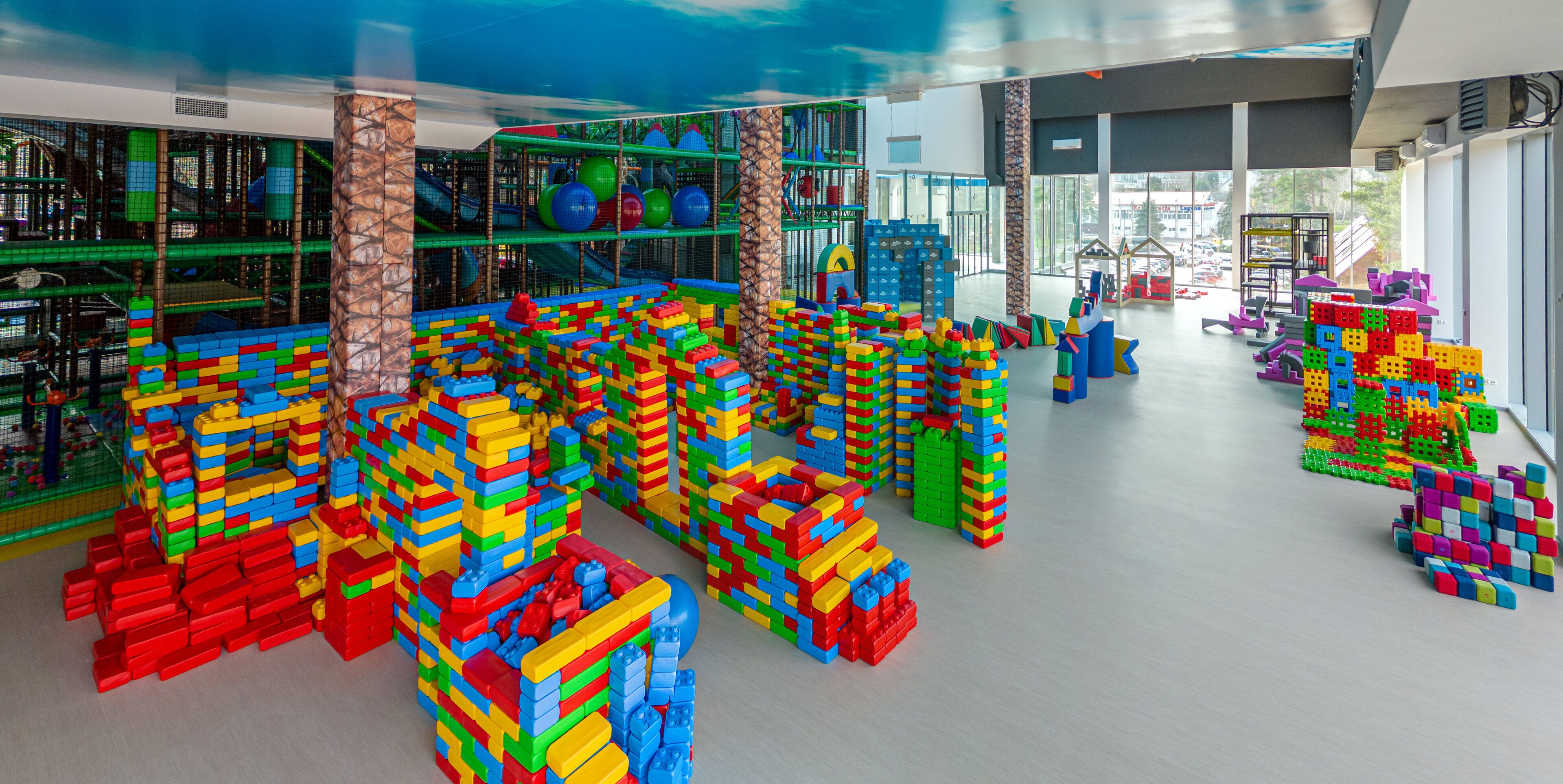 Área de juegos infantiles techada