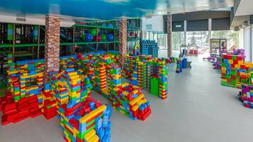 Área de juegos infantiles techada