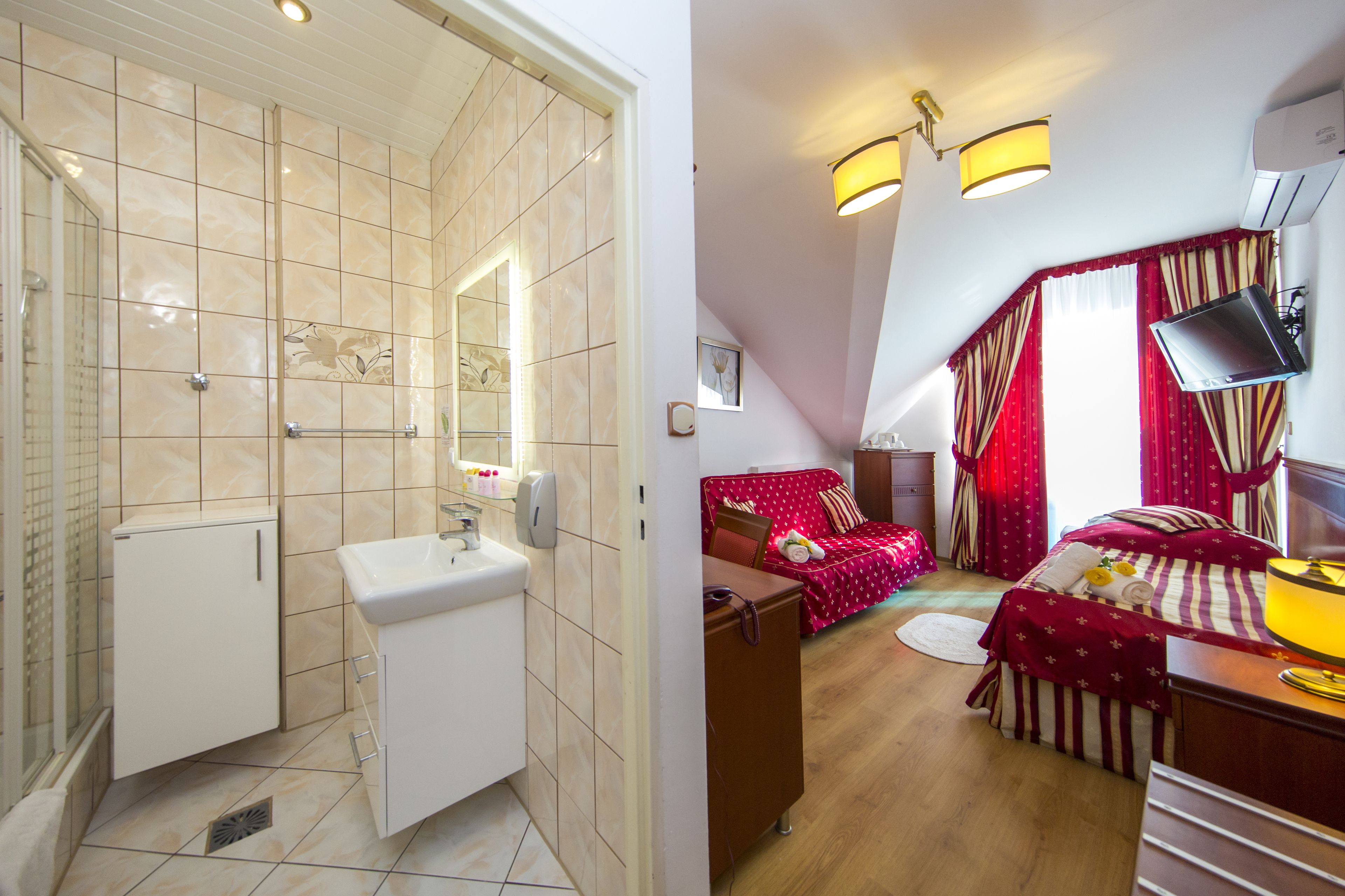 Värdeförvaringsskåp på rummet, skrivbord och arbetsyta för laptop