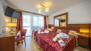 Dubbelrum - flera sängar (extra bed) | Värdeförvaringsskåp på rummet, skrivbord och arbetsyta för laptop