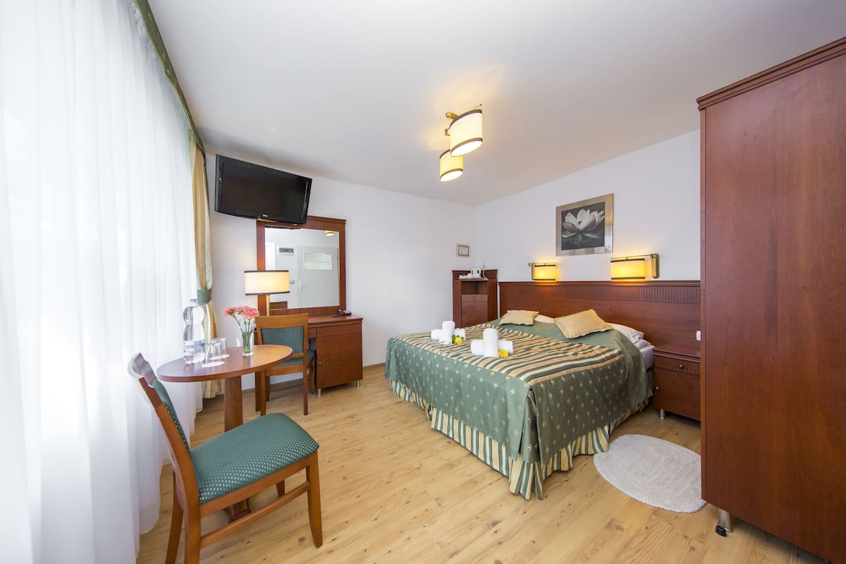 1 bedroom, in-room safe, desk, laptop workspace
