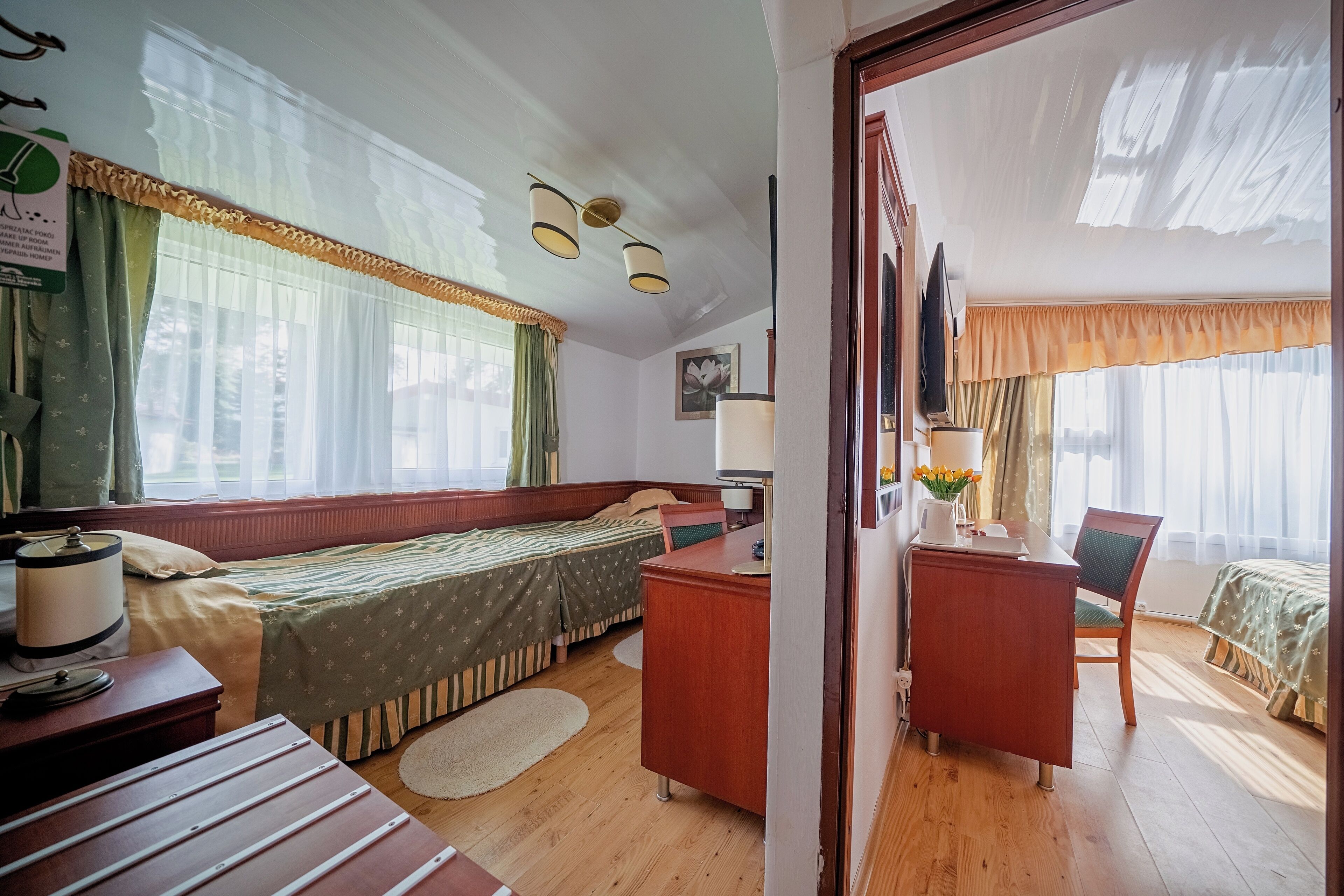 Familjebungalow - flera sängar (4 people, Air Conditioning) | Värdeförvaringsskåp på rummet, skrivbord och arbetsyta för laptop