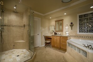 Traditional House, 5 Bedrooms, Kitchen, Poolside | Bathroom amenities | Jetted bath, free toiletries, hair dryer, towels - McCormick Ranch Palm - 5 Bedroom Home (Scottsdale)