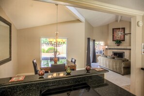 Rumah Standar, 2 kamar tidur | Area keluarga | TV layar datar dan perapian