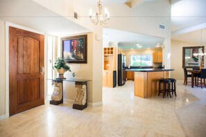 Rumah Standar, 2 kamar tidur | Area keluarga | TV layar datar dan perapian