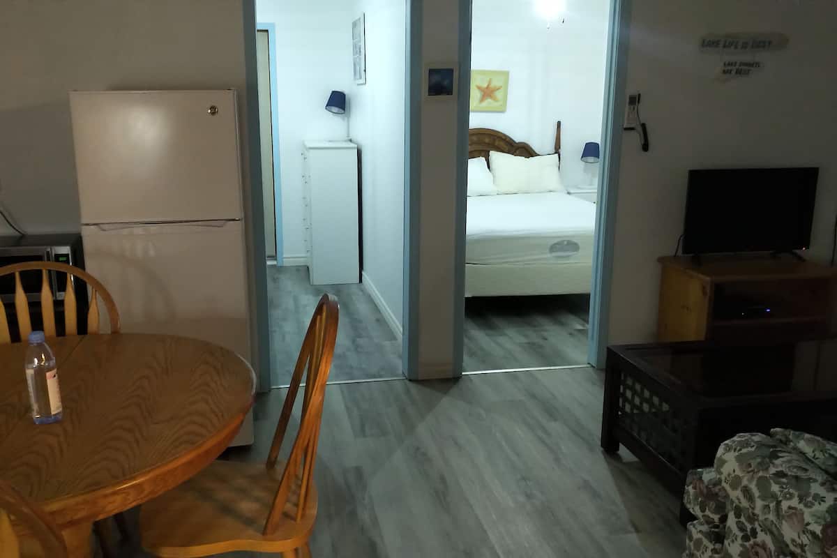 Suite, 2 habitaciones, cocina | Área de sala de estar | Televisión de pantalla plana