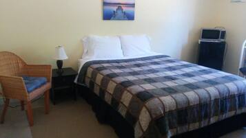 Standard Room, 1 Queen Bed, Accessible (Room 6) | Soundproofing, free WiFi, bed sheets